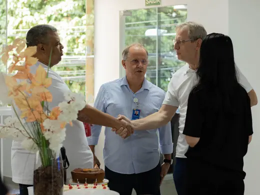 Aperto de mão entre empresários na Manhã de Conexões